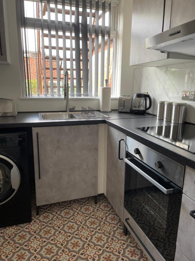 Lovely 2 Bed Apartment, Arnold Town Centre. 诺丁汉 外观 照片